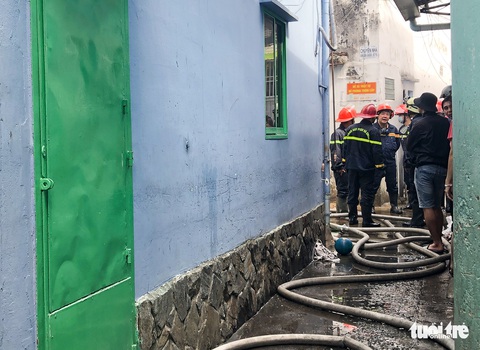 Cháy nhà trong hẻm quanh co tại Gò Vấp, cả khu dân cư hoảng loạn - Ảnh 2. Cháy nhà trong hẻm quanh co tại Gò Vấp, cả khu dân cư hoảng loạn - Ảnh 2.