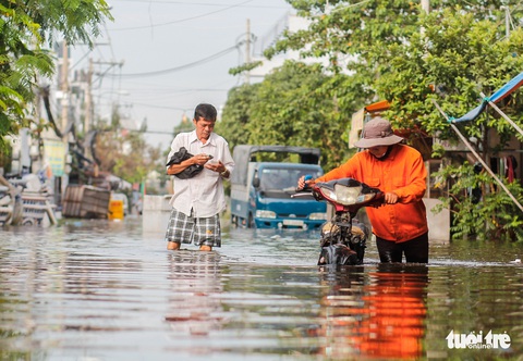 Trời không mưa, triều cường không cao, đường ở Thủ Đức vẫn ngập cả mét - Ảnh 10. Trời không mưa, triều cường không cao, đường ở Thủ Đức vẫn ngập cả mét - Ảnh 10.