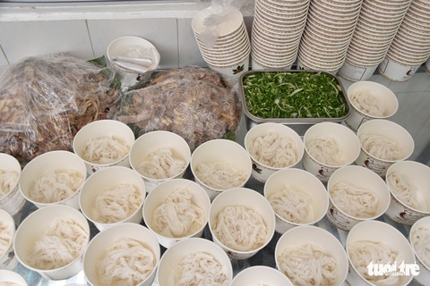 Nấu phở ngon, trao quà và lì xì cho 200 em mồ côi, khuyết tật - Ảnh 5. Nấu phở ngon, trao quà và lì xì cho 200 em mồ côi, khuyết tật - Ảnh 5.