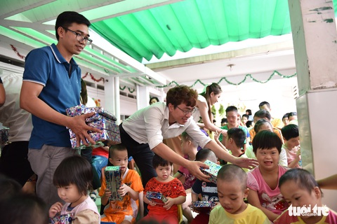 Nấu phở ngon, trao quà và lì xì cho 200 em mồ côi, khuyết tật - Ảnh 3. Nấu phở ngon, trao quà và lì xì cho 200 em mồ côi, khuyết tật - Ảnh 3.