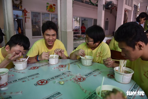 Nấu phở ngon, trao quà và lì xì cho 200 em mồ côi, khuyết tật - Ảnh 7. Nấu phở ngon, trao quà và lì xì cho 200 em mồ côi, khuyết tật - Ảnh 7.