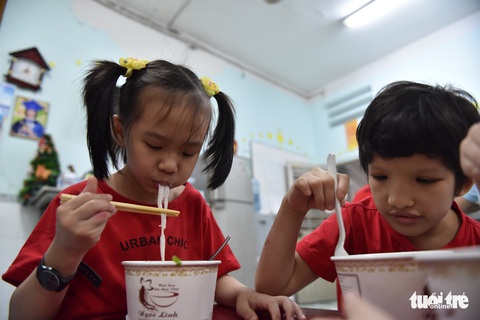 Nấu phở ngon, trao quà và lì xì cho 200 em mồ côi, khuyết tật - Ảnh 6. Nấu phở ngon, trao quà và lì xì cho 200 em mồ côi, khuyết tật - Ảnh 6.