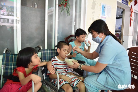Nấu phở ngon, trao quà và lì xì cho 200 em mồ côi, khuyết tật - Ảnh 8. Nấu phở ngon, trao quà và lì xì cho 200 em mồ côi, khuyết tật - Ảnh 8.