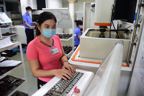 Nhiều lao động nữ thích thú với quy định mới - Ảnh 1. Nhiều lao động nữ thích thú với quy định mới - Ảnh 1.