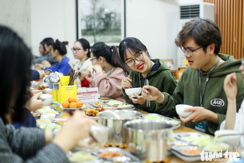 Tổ truy vết COVID-19 - hơn 200 người làm việc đêm ngày vì bình yên của triệu người - Ảnh 10. Tổ truy vết COVID-19 - hơn 200 người làm việc đêm ngày vì bình yên của triệu người - Ảnh 10.