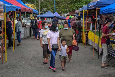 Mỹ ra lệnh đeo khẩu trang trên phương tiện công cộng, Malaysia có số ca mới kỷ lục - Ảnh 1. Mỹ ra lệnh đeo khẩu trang trên phương tiện công cộng, Malaysia có số ca mới kỷ lục - Ảnh 1.
