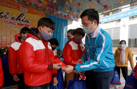 Có quà rồi, em mong Tết này được gặp mẹ - Ảnh 3. Có quà rồi, em mong Tết này được gặp mẹ - Ảnh 3.