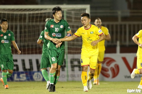 Ngoại binh CLB Sài Gòn tỏ thái độ khi đối thủ chơi cùi chỏ - Ảnh 6. Ngoại binh CLB Sài Gòn tỏ thái độ khi đối thủ chơi cùi chỏ - Ảnh 6.