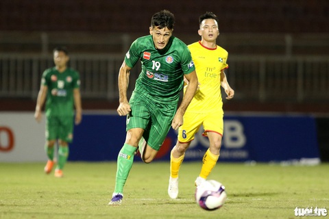 Ngoại binh CLB Sài Gòn tỏ thái độ khi đối thủ chơi cùi chỏ - Ảnh 1. Ngoại binh CLB Sài Gòn tỏ thái độ khi đối thủ chơi cùi chỏ - Ảnh 1.
