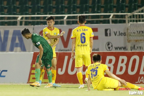 Ngoại binh CLB Sài Gòn tỏ thái độ khi đối thủ chơi cùi chỏ - Ảnh 7. Ngoại binh CLB Sài Gòn tỏ thái độ khi đối thủ chơi cùi chỏ - Ảnh 7.