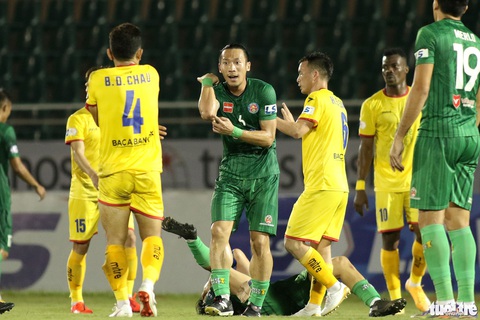 Ngoại binh CLB Sài Gòn tỏ thái độ khi đối thủ chơi cùi chỏ - Ảnh 3. Ngoại binh CLB Sài Gòn tỏ thái độ khi đối thủ chơi cùi chỏ - Ảnh 3.