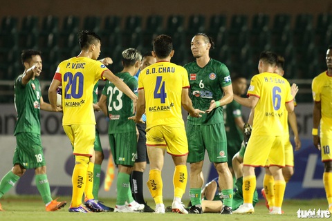 Ngoại binh CLB Sài Gòn tỏ thái độ khi đối thủ chơi cùi chỏ - Ảnh 4. Ngoại binh CLB Sài Gòn tỏ thái độ khi đối thủ chơi cùi chỏ - Ảnh 4.