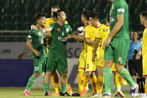 Ngoại binh CLB Sài Gòn tỏ thái độ khi đối thủ chơi cùi chỏ - Ảnh 5. Ngoại binh CLB Sài Gòn tỏ thái độ khi đối thủ chơi cùi chỏ - Ảnh 5.