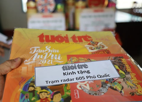 Những phần quà của báo Tuổi Trẻ giúp cán bộ chiến sĩ Vùng 5 hải quân ấm lòng hơn, yên tâm hơn - Ảnh 4. Những phần quà của báo Tuổi Trẻ giúp cán bộ chiến sĩ Vùng 5 hải quân ấm lòng hơn, yên tâm hơn - Ảnh 4.