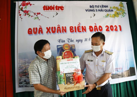 Những phần quà của báo Tuổi Trẻ giúp cán bộ chiến sĩ Vùng 5 hải quân ấm lòng hơn, yên tâm hơn - Ảnh 1. Những phần quà của báo Tuổi Trẻ giúp cán bộ chiến sĩ Vùng 5 hải quân ấm lòng hơn, yên tâm hơn - Ảnh 1.