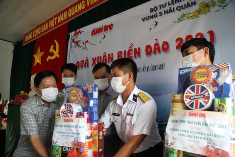 Những phần quà của báo Tuổi Trẻ giúp cán bộ chiến sĩ Vùng 5 hải quân ấm lòng hơn, yên tâm hơn - Ảnh 3. Những phần quà của báo Tuổi Trẻ giúp cán bộ chiến sĩ Vùng 5 hải quân ấm lòng hơn, yên tâm hơn - Ảnh 3.