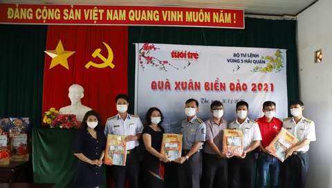 Những phần quà của báo Tuổi Trẻ giúp cán bộ chiến sĩ Vùng 5 hải quân ấm lòng hơn, yên tâm hơn - Ảnh 5. Những phần quà của báo Tuổi Trẻ giúp cán bộ chiến sĩ Vùng 5 hải quân ấm lòng hơn, yên tâm hơn - Ảnh 5.