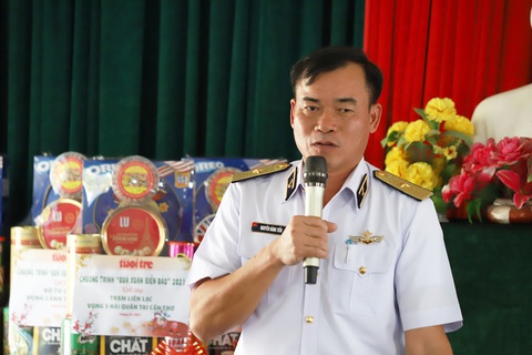 Những phần quà của báo Tuổi Trẻ giúp cán bộ chiến sĩ Vùng 5 hải quân ấm lòng hơn, yên tâm hơn - Ảnh 2. Những phần quà của báo Tuổi Trẻ giúp cán bộ chiến sĩ Vùng 5 hải quân ấm lòng hơn, yên tâm hơn - Ảnh 2.