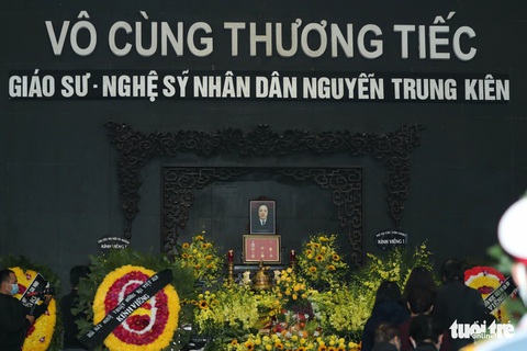 Xúc động tang lễ NSND Trung Kiên, gia đình từ chối nhận vòng hoa và phúng điếu - Ảnh 1. Xúc động tang lễ NSND Trung Kiên, gia đình từ chối nhận vòng hoa và phúng điếu - Ảnh 1.