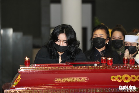 Xúc động tang lễ NSND Trung Kiên, gia đình từ chối nhận vòng hoa và phúng điếu - Ảnh 4. Xúc động tang lễ NSND Trung Kiên, gia đình từ chối nhận vòng hoa và phúng điếu - Ảnh 4.