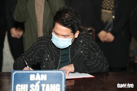 Xúc động tang lễ NSND Trung Kiên, gia đình từ chối nhận vòng hoa và phúng điếu - Ảnh 9. Xúc động tang lễ NSND Trung Kiên, gia đình từ chối nhận vòng hoa và phúng điếu - Ảnh 9.