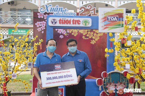 Mang xuân đến trẻ em ở bệnh viện: Con muốn mang quà này về tặng chị - Ảnh 10. Mang xuân đến trẻ em ở bệnh viện: Con muốn mang quà này về tặng chị - Ảnh 10.