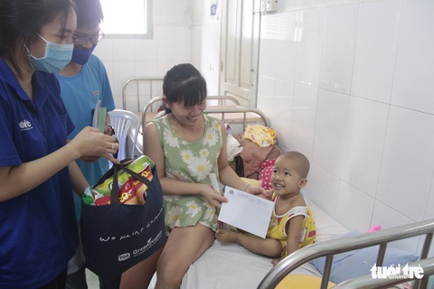 Mang xuân đến trẻ em ở bệnh viện: Con muốn mang quà này về tặng chị - Ảnh 5. Mang xuân đến trẻ em ở bệnh viện: Con muốn mang quà này về tặng chị - Ảnh 5.