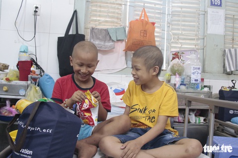 Mang xuân đến trẻ em ở bệnh viện: Con muốn mang quà này về tặng chị - Ảnh 2. Mang xuân đến trẻ em ở bệnh viện: Con muốn mang quà này về tặng chị - Ảnh 2.