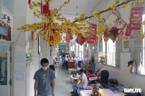 Mang xuân đến trẻ em ở bệnh viện: Con muốn mang quà này về tặng chị - Ảnh 9. Mang xuân đến trẻ em ở bệnh viện: Con muốn mang quà này về tặng chị - Ảnh 9.