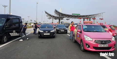 Cho phép 5 xe đưa người Quảng Ninh từ cầu Bạch Đằng về Hạ Long - Ảnh 2. Cho phép 5 xe đưa người Quảng Ninh từ cầu Bạch Đằng về Hạ Long - Ảnh 2.