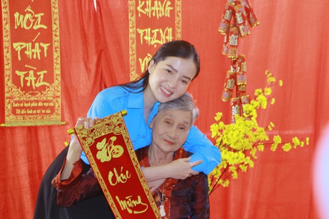 Ăn tết vui thì vui, chứ sao vui bằng mình ở cạnh gia đình - Ảnh 1. Ăn tết vui thì vui, chứ sao vui bằng mình ở cạnh gia đình - Ảnh 1.