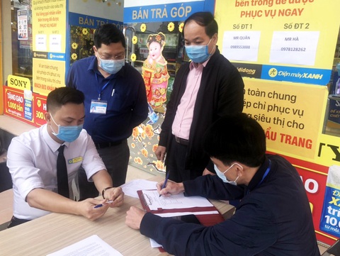 Không có máy đo thân nhiệt, 2 cửa hàng điện máy lớn bị xử phạt - Ảnh 1. Không có máy đo thân nhiệt, 2 cửa hàng điện máy lớn bị xử phạt - Ảnh 1.