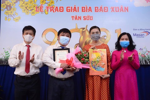Trao giải bìa báo xuân và khai trương sạp báo từ thiện tại Đường sách - Ảnh 1. Trao giải bìa báo xuân và khai trương sạp báo từ thiện tại Đường sách - Ảnh 1.