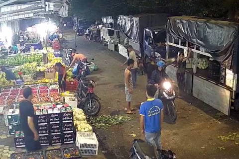 Truy bắt hai thanh niên tạt mắm tôm, đâm người nhập viện - Ảnh 1. Truy bắt hai thanh niên tạt mắm tôm, đâm người nhập viện - Ảnh 1.