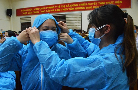 Hơn 7.000 y, bác sĩ Quảng Ninh chống dịch, nhiều người làm việc liên tục 10-20 tiếng - Ảnh 1. Hơn 7.000 y, bác sĩ Quảng Ninh chống dịch, nhiều người làm việc liên tục 10-20 tiếng - Ảnh 1.