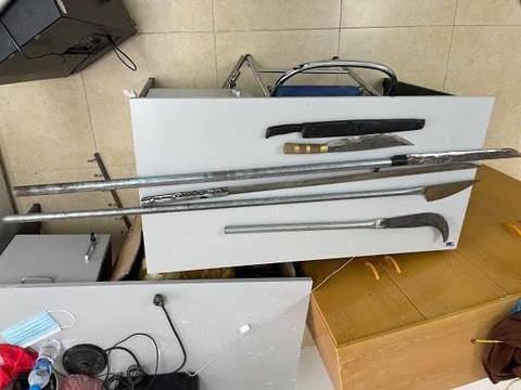 4 anh em ruột dùng dao chặn người đi đường, cướp tài sản - Ảnh 2. 4 anh em ruột dùng dao chặn người đi đường, cướp tài sản - Ảnh 2.