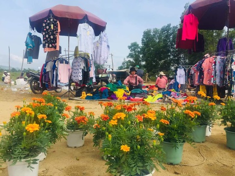 Tết xưa - Tết nay: Gửi hết nhớ thương vào chợ phiên cuối cùng tháng Chạp - Ảnh 1. Tết xưa - Tết nay: Gửi hết nhớ thương vào chợ phiên cuối cùng tháng Chạp - Ảnh 1.
