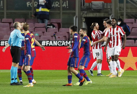 Messi sút phạt thần sầu giúp Barca vượt mặt Real Madrid - Ảnh 2. Messi sút phạt thần sầu giúp Barca vượt mặt Real Madrid - Ảnh 2.