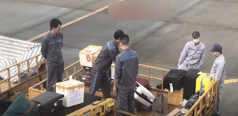 Sân bay Phú Bài kỷ luật 2 nhân viên ném hành lý của hành khách - Ảnh 1. Sân bay Phú Bài kỷ luật 2 nhân viên ném hành lý của hành khách - Ảnh 1.