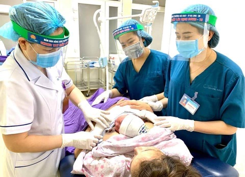 Đỡ đẻ thành công cho sản phụ trong khu cách ly - Ảnh 1. Đỡ đẻ thành công cho sản phụ trong khu cách ly - Ảnh 1.