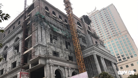 Sập giàn giáo trung tâm thương mại, nhiều công nhân nguy kịch - Ảnh 1. Sập giàn giáo trung tâm thương mại, nhiều công nhân nguy kịch - Ảnh 1.