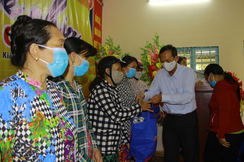Tiền tết này tôi để dành mua thuốc uống chớ đâu dám xài - Ảnh 3. Tiền tết này tôi để dành mua thuốc uống chớ đâu dám xài - Ảnh 3.
