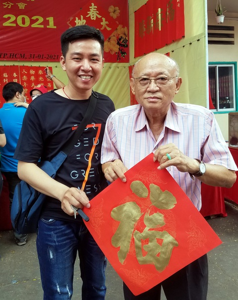 Thư pháp gia người Hoa cho chữ năm mới cầu mong dịch bệnh tiêu trừ - Ảnh 4. Thư pháp gia người Hoa cho chữ năm mới cầu mong dịch bệnh tiêu trừ - Ảnh 4.