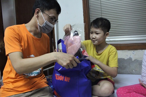 Xuân yêu thương cho bệnh nhi: Giống như con vừa được đi sắm Tết vậy - Ảnh 1. Xuân yêu thương cho bệnh nhi: Giống như con vừa được đi sắm Tết vậy - Ảnh 1.