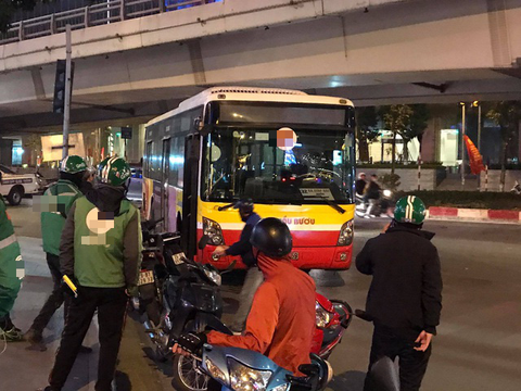 Xe buýt cán qua người, bà cụ 80 tuổi tử vong tại chỗ - Ảnh 1. Xe buýt cán qua người, bà cụ 80 tuổi tử vong tại chỗ - Ảnh 1.