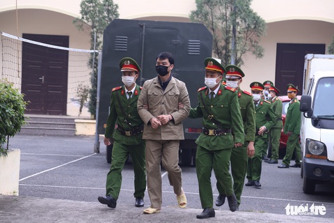 Hoãn phiên xử 4 thành viên đoàn thanh tra Bộ Xây dựng vì vắng nhiều người - Ảnh 2. Hoãn phiên xử 4 thành viên đoàn thanh tra Bộ Xây dựng vì vắng nhiều người - Ảnh 2.
