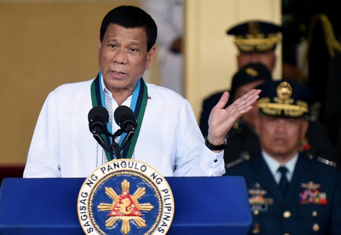 Ông Duterte khen nhóm an ninh tự tiêm vắc xin COVID-19 chưa qua phê duyệt - Ảnh 1. Ông Duterte khen nhóm an ninh tự tiêm vắc xin COVID-19 chưa qua phê duyệt - Ảnh 1.