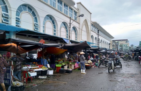 200 hộ tiểu thương chợ Đầm tròn phải ra khỏi chợ trong 15 ngày, sau 20-1 sẽ cắt điện - Ảnh 2. 200 hộ tiểu thương chợ Đầm tròn phải ra khỏi chợ trong 15 ngày, sau 20-1 sẽ cắt điện - Ảnh 2.