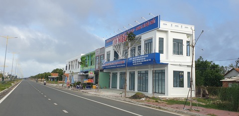 Lấn chiếm quốc lộ xây nhà lầu: Sao chính quyền chưa xử lý? - Ảnh 1. Lấn chiếm quốc lộ xây nhà lầu: Sao chính quyền chưa xử lý? - Ảnh 1.