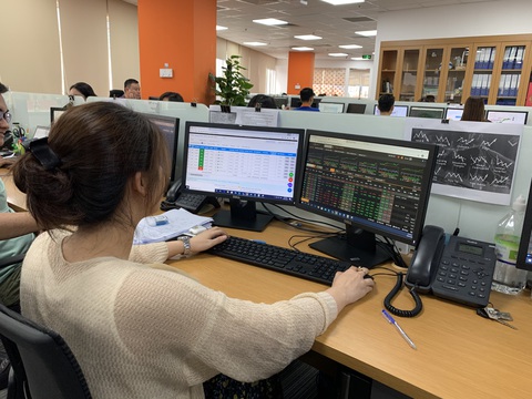 Chứng khoán Việt bùng nổ, lập kỷ lục thanh khoản trong 20 năm - Ảnh 1. Chứng khoán Việt bùng nổ, lập kỷ lục thanh khoản trong 20 năm - Ảnh 1.